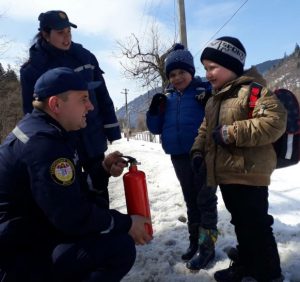 Рятувальники вчили селян гірських районів правил безпечного життя