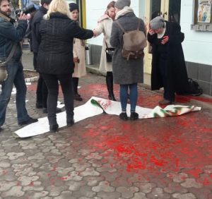 На жінок-учасниць акції проти насильства в Ужгороді напали (ВІДЕО)
