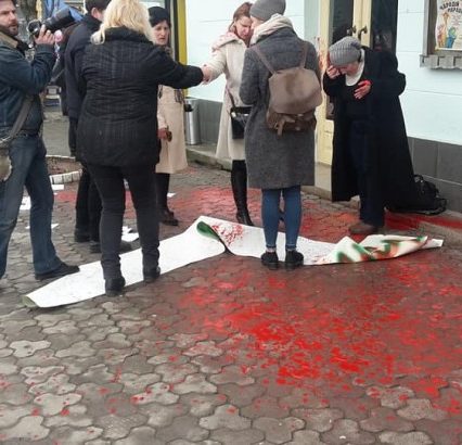 На жінок-учасниць акції проти насильства в Ужгороді напали (ВІДЕО)