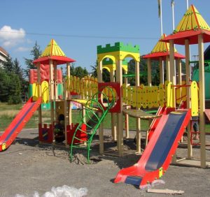 На Закарпатті прокуратура подбала про безпеку дитячих майданчиків