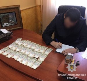 Внутрішня безпека поліції Закарпаття затримала осіб за спробу підкупу поліцейського