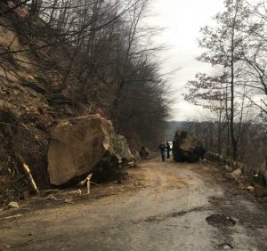 На Тячівщині на автодорогу селевий потік та кам’яна порода