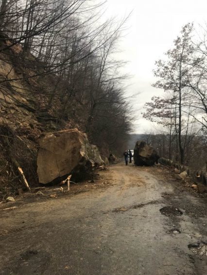 На Тячівщині на автодорогу селевий потік та кам’яна порода