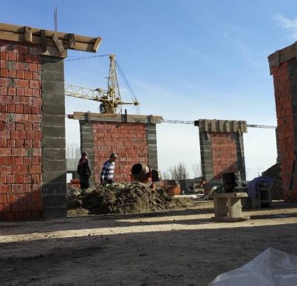 В Ужгороді демонтують незаконну надбудову багатоперхівки на Гойди (ФОТО)