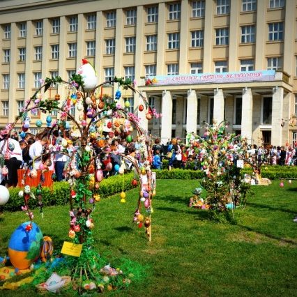 Цього тижня площу Народну оздобить більше півсотні писанкових дерев
