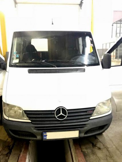 Закарпатські митники вилучили «SPRINTER» із прихованими цигарками