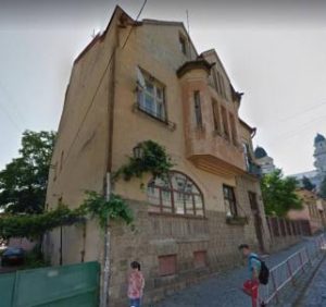 В Ужгороді ледь не розвалили історичний будинок по вул. Духновича