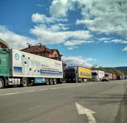 На українсько-словацькому кордоні залишаються довжелезні черги з вантажівок (відео)