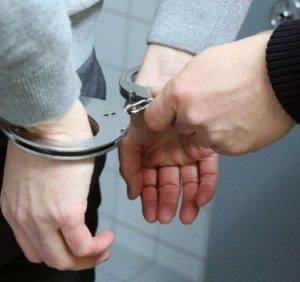 Збут наркотиків у Тячеві: торгівцю оголошено про підозру, затримано його спільника, проведено обшуки