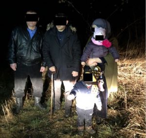 Поблизу кордону правоохоронці затримали нелегальних мігрантів з маленькими дітьми