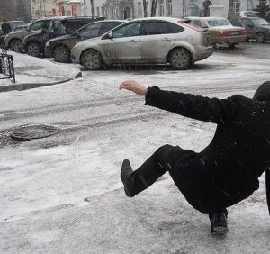Через нерозчищені тротуари в Ужгороді вже є перші потерпілі (ВІДЕО)