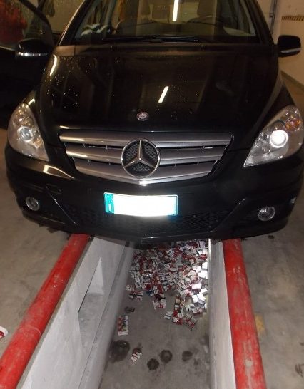 «Цигаркового» італійця на «Mercedes» зупинили на кордоні (ФОТО)