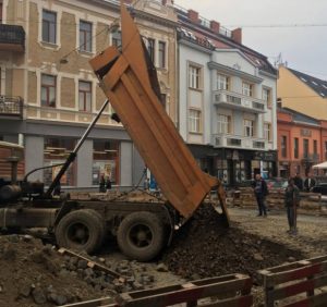 Площа Петефі в Ужгороді: безкінечний ремонт (ВІДЕО)