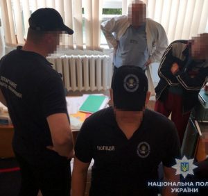 На Закарпатті поліція викрила медика у вимаганні хабара за прийом пологів