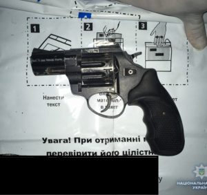 Виноградівська поліція вилучила у водія авто пістолет і набої