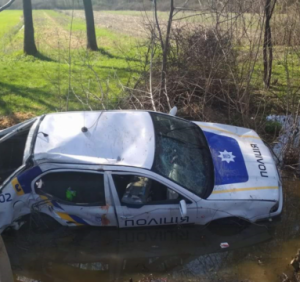 На Закарпатті авто поліції вилетіло в кювет. Встановлюються всі обставини ДТП