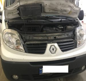 Контрабандне «Мальборо» виявили прикордонники у стінках мікроавтобуса