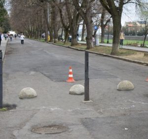 На набережній Незалежності в Ужгороді встановили обмежувачі руху для авто