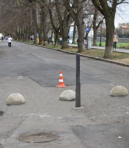 На набережній Незалежності в Ужгороді встановили обмежувачі руху для авто