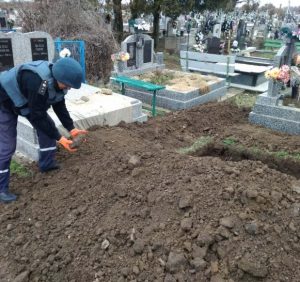 Піротехніки знищили артилерійський снаряд, котрий було виявлено на кладовищі