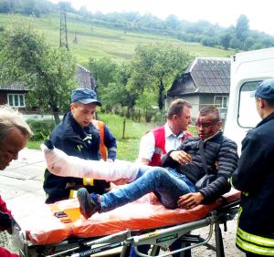 Воловецькі рятувальники надавали допомогу юнакові, який випав з потяга (ФОТО)