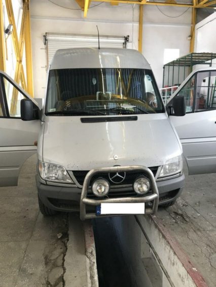 Тайник з цигарками виявили прикордонники під час перевірки мікроавтобуса (ФОТО)
