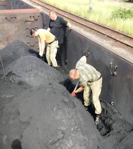 Контрабандні цигарки виявили прикордонники у вагоні з рудою