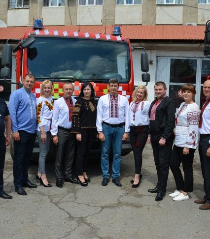 Одягли вишиванки не тільки рятувальники, а й пожежні автомобілі