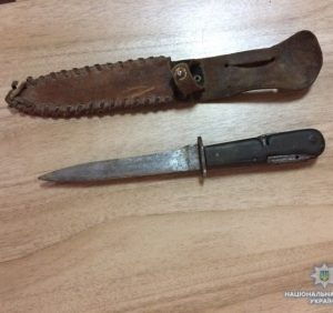 На Рахівщині поліція вилучила у нетверезого чоловіка штик-ніж