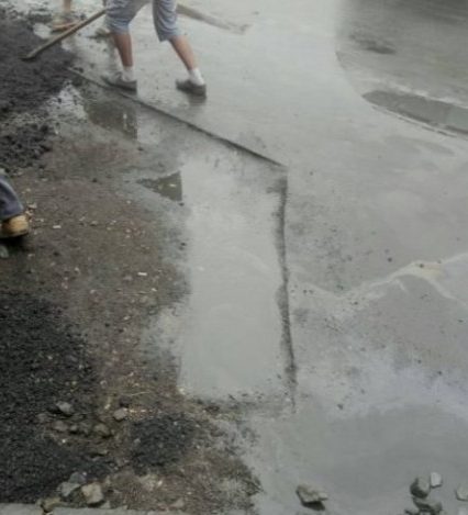 В Ужгороді комунальники засипали асфальт у ями з водою (ФОТО)