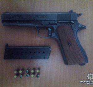 У Іршаві поліцейські вилучили в чоловіка пістолет з набоями