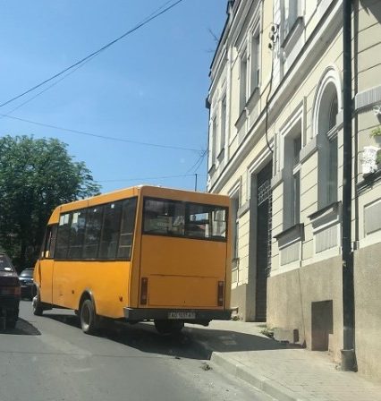 В Ужгороді маршрутка-душогубка не змогла подолати підйом (фото)