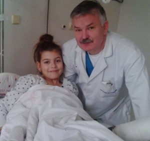 Два роки маленька ужгородка бореться з травмами, які їй завдало зрубане комунальниками дерево