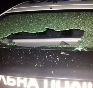 Хулігани розтрощили автомобіль патрульної поліції в Ужгороді