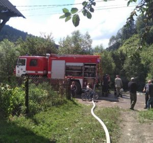 Рахівські вогнеборці ліквідували пожежу у житловому будинку (ФОТО)