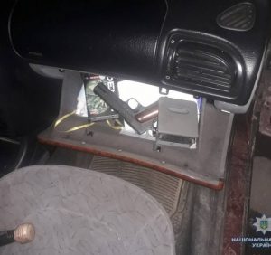 У автівці свалявчанина поліція виявила зброю та набої до неї (ФОТО)