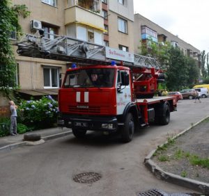 Ужгородські вогнеборці ліквідували пожежу у квартирі міської п’ятиповерхівки (фото, відео)