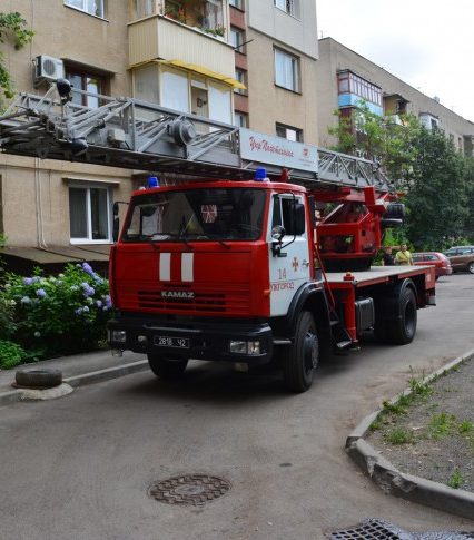 Ужгородські вогнеборці ліквідували пожежу у квартирі міської п’ятиповерхівки (фото, відео)