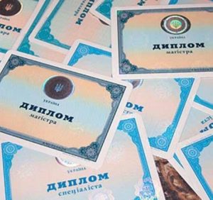 “Дипломи спеціалістів та кандидатів наук скасовано”: що робити українцям, які вже отримали таку освіту