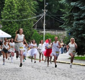 В Ужгороді вперше відбувся забіг наречених (ФОТО, ВІДЕО)