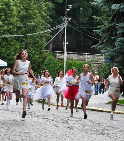 В Ужгороді вперше відбувся забіг наречених (ФОТО, ВІДЕО)