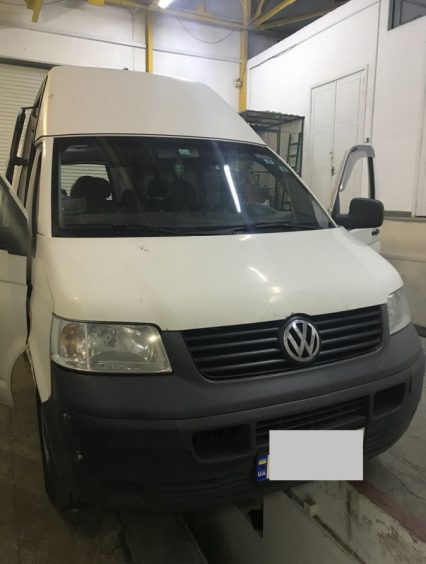 Партію контрабандних цигарок виявили в «таємній» підлозі «Volkswagen» (ФОТО)