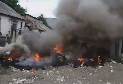 В Ужгороді роми посеред вулиці запалили диван та інший мотлох (відео)