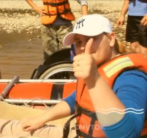 Неходяча жінка із Закарпаття підкорила Тису на байдарках (ВІДЕО)