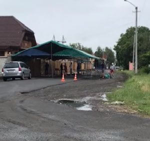 Роми на 4 дні перекрили вулицю у Мукачеві. Святкують весілля (ВІДЕО)