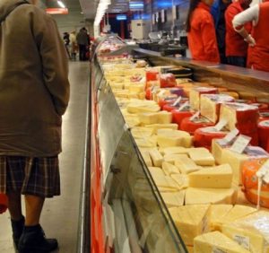 Скільки має коштувати справжній сир в магазині і що таке “сирний продукт” (відео)
