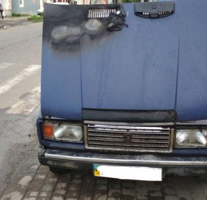 В Ужгороді вогнеборці ліквідували пожежу в автомобілі (фото)