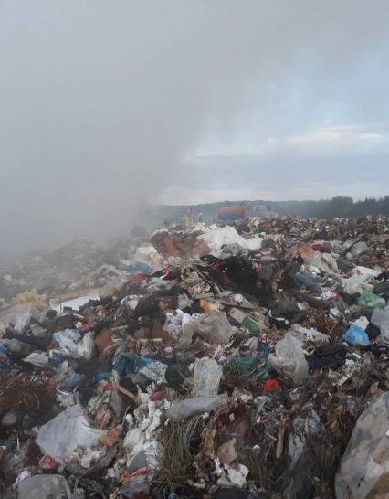 Мукачівські вогнеборці ліквідували пожежу на звалищі твердих побутових відходів (фото)