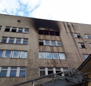 Вогнеборці ліквідували пожежу в колишньому ужгородському пологовому будинку (ВІДЕО)