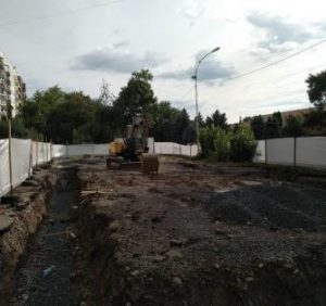 В Ужгороді знову забрали частину газону під будівництво